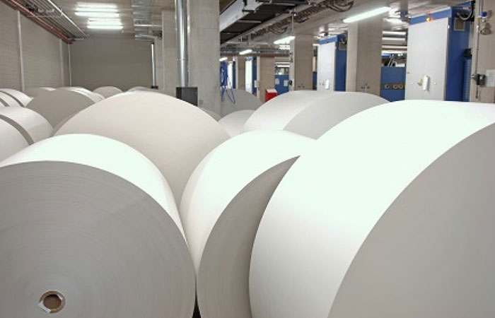 Các cuộn giấy Couche đang được sản xuất tại nhà máy