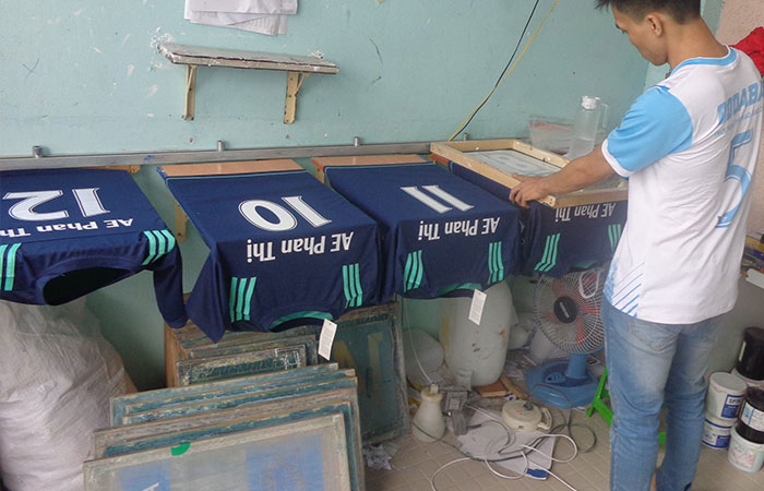Ưu điểm của in lụa là sản xuất được với chi phí thấp