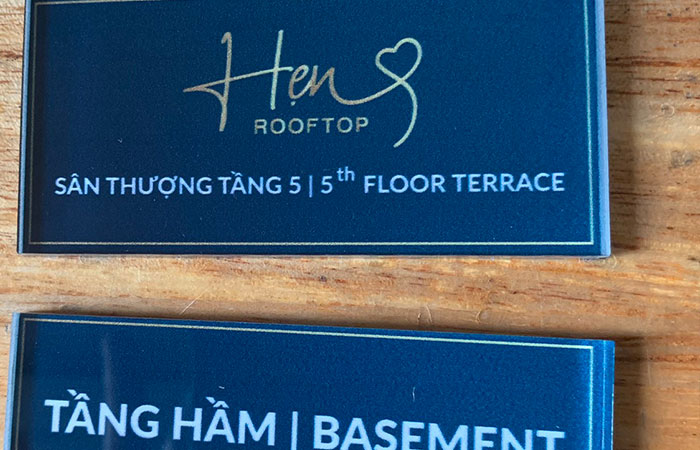 Bản in trên chất liệu mica trong suốt (có lót trắng phía sau)