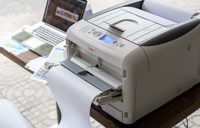 Máy in laser đang hoạt động